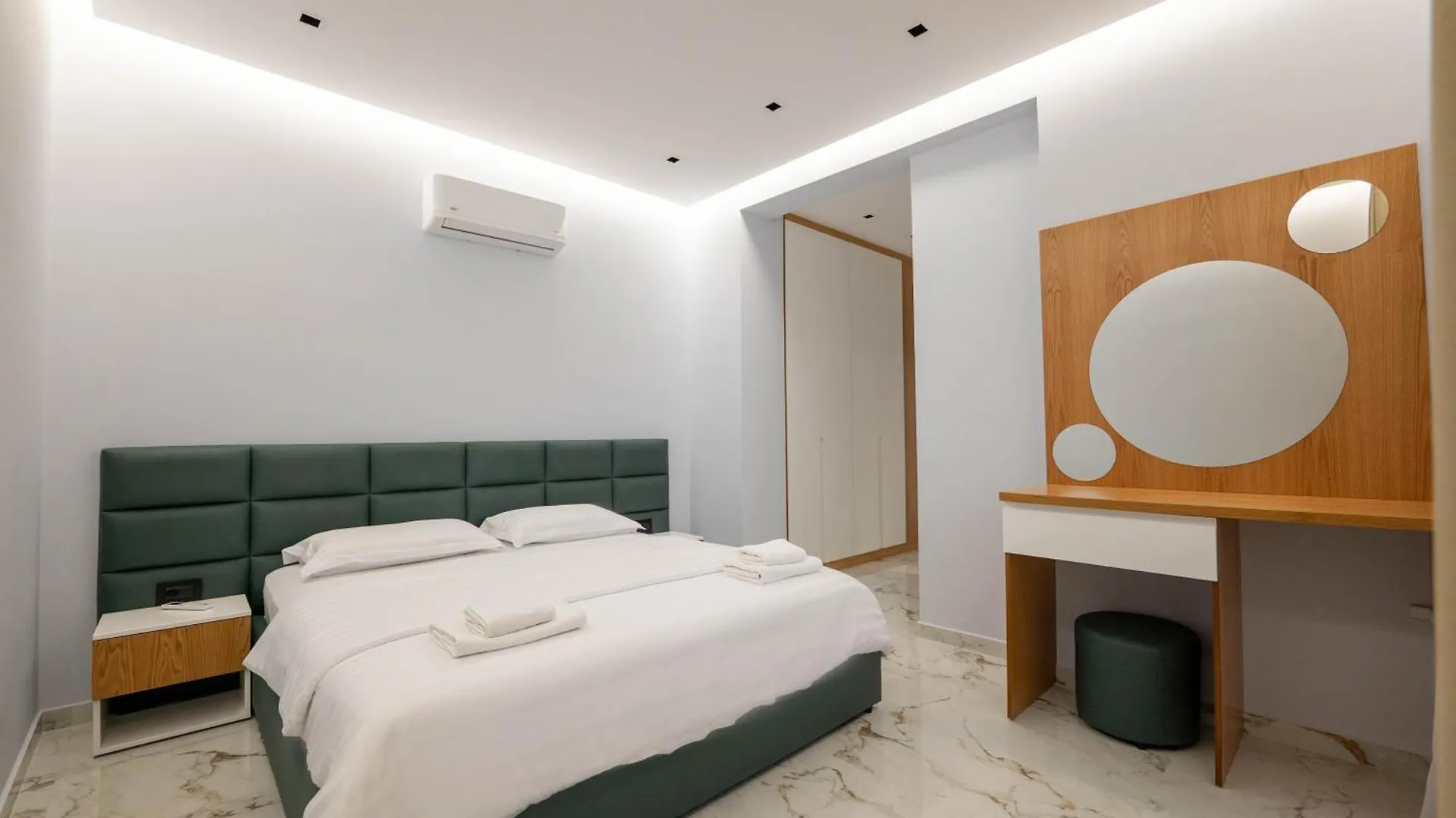 Day Lux Premium Apartments Sarandë 0*,